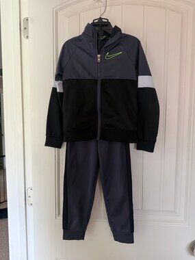 4T Nike boys sweatsuit - 2 piece